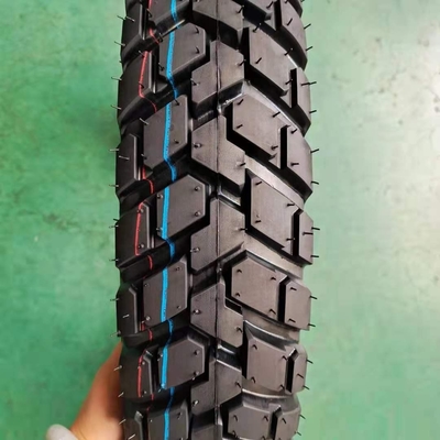 Maxxis Motorcycle Tire Tubeless 110/90-16 com teor de borracha de 35% a 55% no Porto de Qingdao