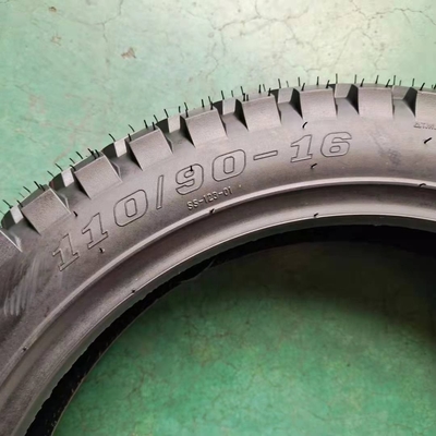 Maxxis Motorcycle Tire Tubeless 110/90-16 com teor de borracha de 35% a 55% no Porto de Qingdao
