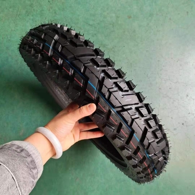 Maxxis Motorcycle Tire Tubeless 110/90-16 com teor de borracha de 35% a 55% no Porto de Qingdao
