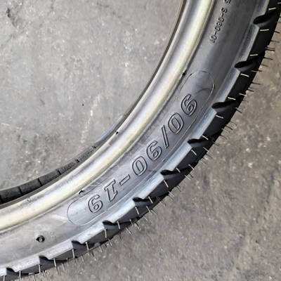 Pneus de pedra de fogo de alta resistência à tração Pneus de motocicleta 90 90 19 no porto de Qingdao