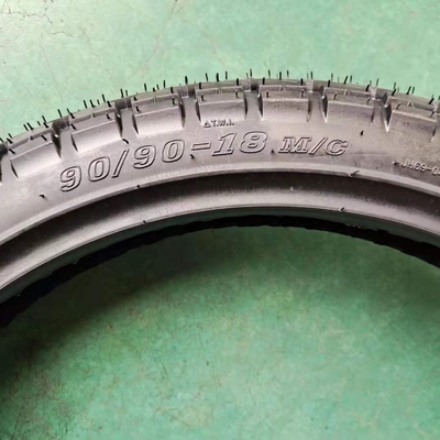 90/90-18 Pneus de corrida de motocicleta Pneus sem tubos Durabilidade de vida útil 20000 KM Caixa de pneus