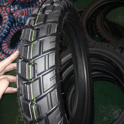 Porto de Qingdao, carregamento de pneus para motocicletas 110/90-18 com nylon de borracha natural