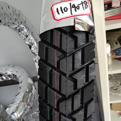 Porto de Qingdao, carregamento de pneus para motocicletas 110/90-18 com nylon de borracha natural