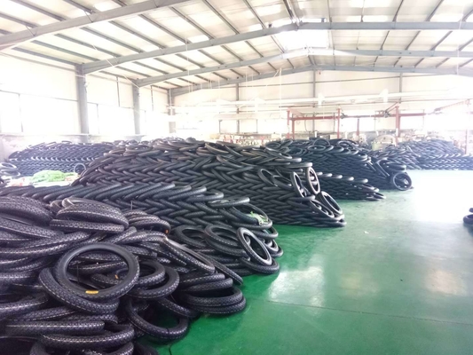 Porto de Qingdao, carregamento de pneus para motocicletas 110/90-18 com nylon de borracha natural
