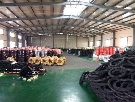 Porto de Qingdao, carregamento de pneus para motocicletas 110/90-18 com nylon de borracha natural