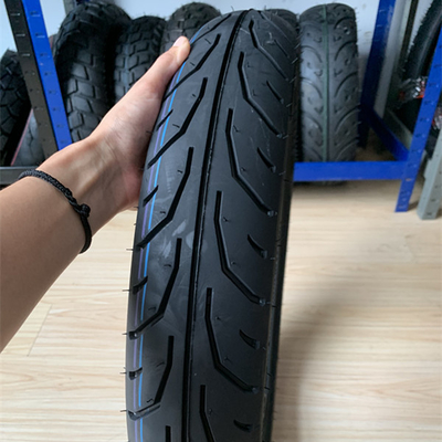 Carregamento no porto de Qingdao 90/90/17 Pneus sem tubos para 4 pneus Caixa de pneus de motocicleta