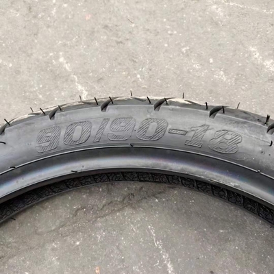 Nature Rubber Tubeless 90/90-18 Pneus de motocicleta com peças sobressalentes Vida útil 20000 KM