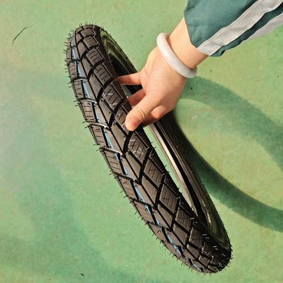 Deep Design Pneus de motocicleta 275-17 5000 Pcs por dia Capacidade e Deep Pattern Design