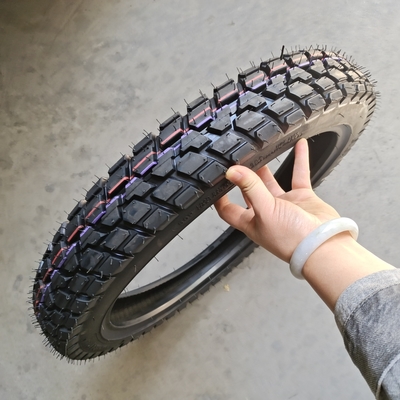 Pneus de motocicleta de carregamento no porto de Qingdao 3.00-17 com carcaça de pneu durável