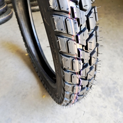 Pneus de motocicleta de carregamento no porto de Qingdao 3.00-17 com carcaça de pneu durável