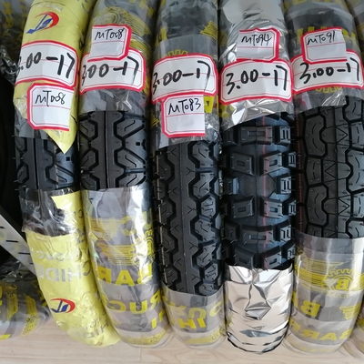 Resistência à tração 10,5 Super borracha pneu de motocicleta 300-17 para carregamento no Porto de Qingdao