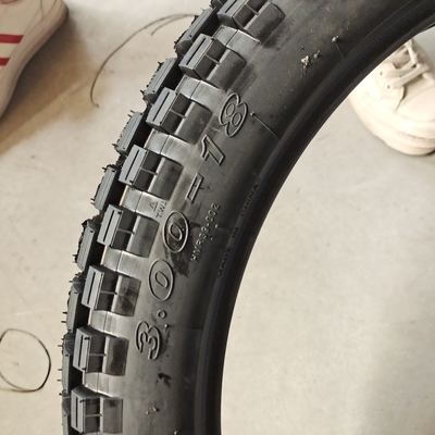 Deep Design 300-18 Pneus de borracha de motocicleta para desempenho superior e longa vida útil