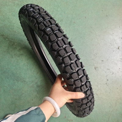 35%-55% de teor de borracha Pneus de motocicletas 3.00-18 para e longa vida útil de 20000 KM