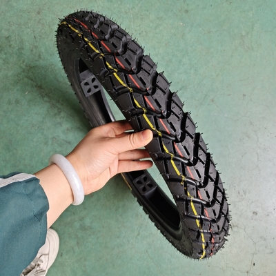 Carregamento de pneus de motocicleta Porto Qingdao Porto 2.75-17 Tempo de entrega dentro de 25 dias