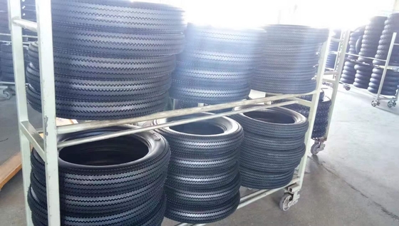 Pneus de motocicleta de padrão de dente de serra 4.50x17 450-17 450/17 para carregamento Porto Porto Qingdao