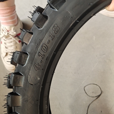 Pneus de motocicleta de grande desempenho 4.10-18 no Porto de Qingdao com 20000 KM de vida útil