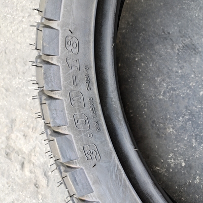 Teor de borracha 35%-55% 300*18 pneu de motocicleta para motocicleta no porto de Qingdao
