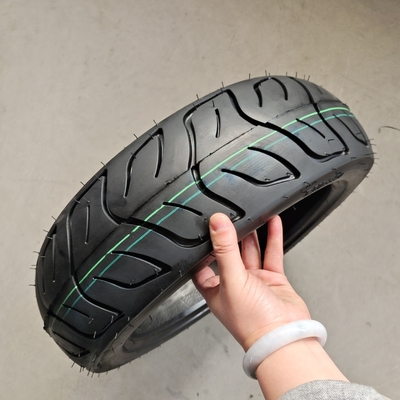 Capacidade de produção de 5000 peças por dia 13 polegadas sem tubo 130/70-13 pneu de motocicleta