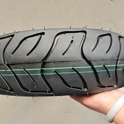 Capacidade de produção de 5000 peças por dia 13 polegadas sem tubo 130/70-13 pneu de motocicleta