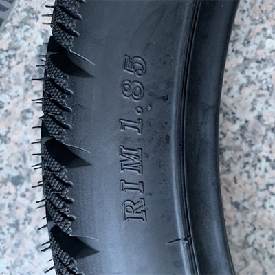 Super pneu de motocicleta 130/90-10 com 35%-55% de teor de borracha e vida útil longa