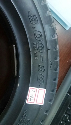 Top- 3.00-10/30010 Pneus de motocicleta com classificação 6PR/8PR e teor de borracha de 30% a 55%