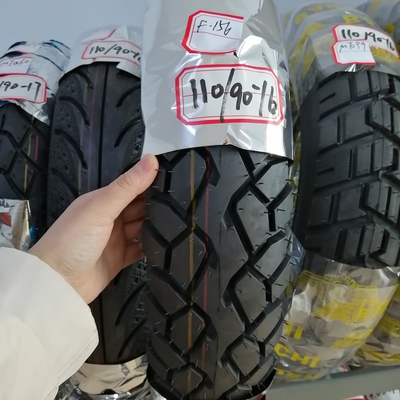 16 polegadas 110/90-16 pneus de motocicleta sem tubo no porto de Qingdao com pressão de ar 280kpa