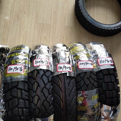 Carregamento no porto de Qingdao 110/90-16 Pneus de motocicleta com resistência à tração 10,5 Desempenho