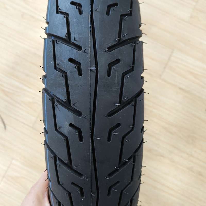 35%-55% de teor de borracha Caixa de pneus de motocicletas Pneus sem tubos 13090-18 Pneus de bicicleta