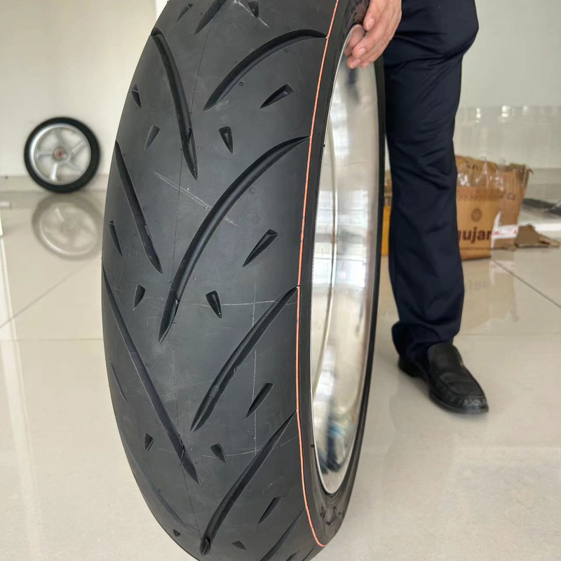 170/50-21 160/50-23 Pneus de fusão semi-quente para motocicletas 8,2 kg Tempo de entrega 25-30 dias