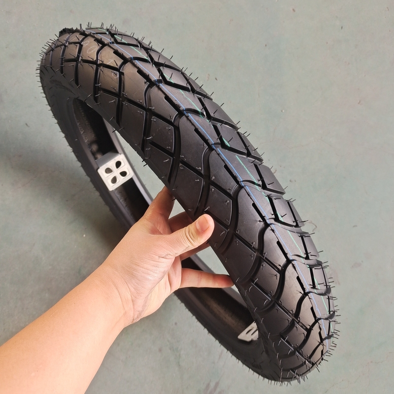 Mercado da América do Sul 90/90-18 Pneus traseiros de motocicleta com estilo diferente e peso de 3,6 kg