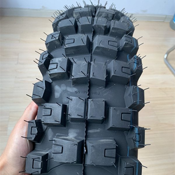 Pneus macios 140/80-18 Pneus de motocicleta para corridas em terrenos fora de estrada no porto de Qingdao