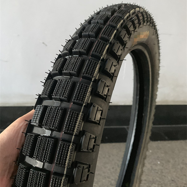 Porto de Qingdao Carregamento Bajaj Boxer Pneus de moto 3.00-18 com 20000 KM de vida útil