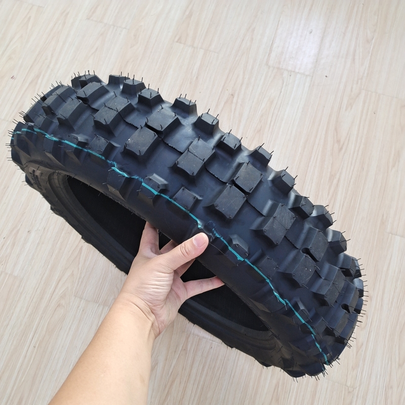 Pneus de motocicleta off-road 140/80-18 com design preto e classificação 6PR/8PR