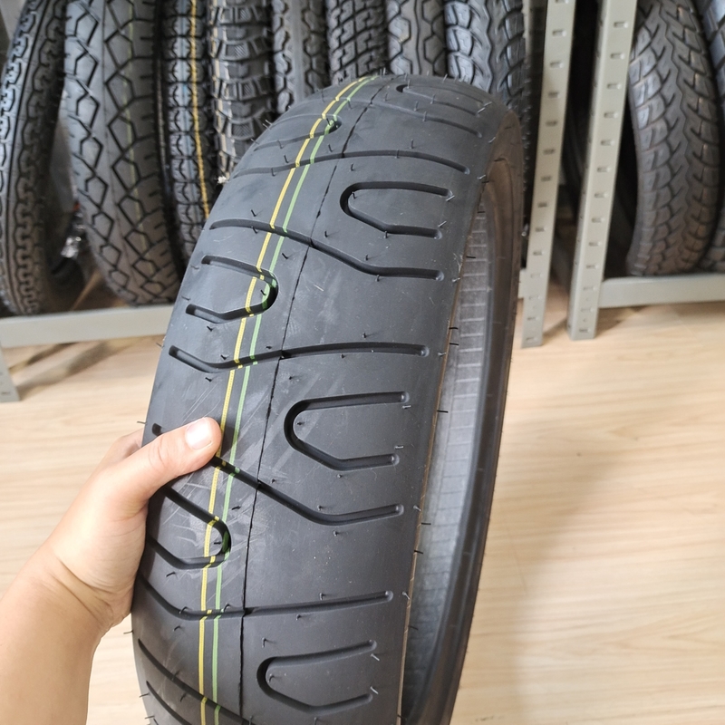 Pneus de motocicleta de borracha natural 130/70-17 8PR Peças sobressalentes de alto desempenho para ciclistas