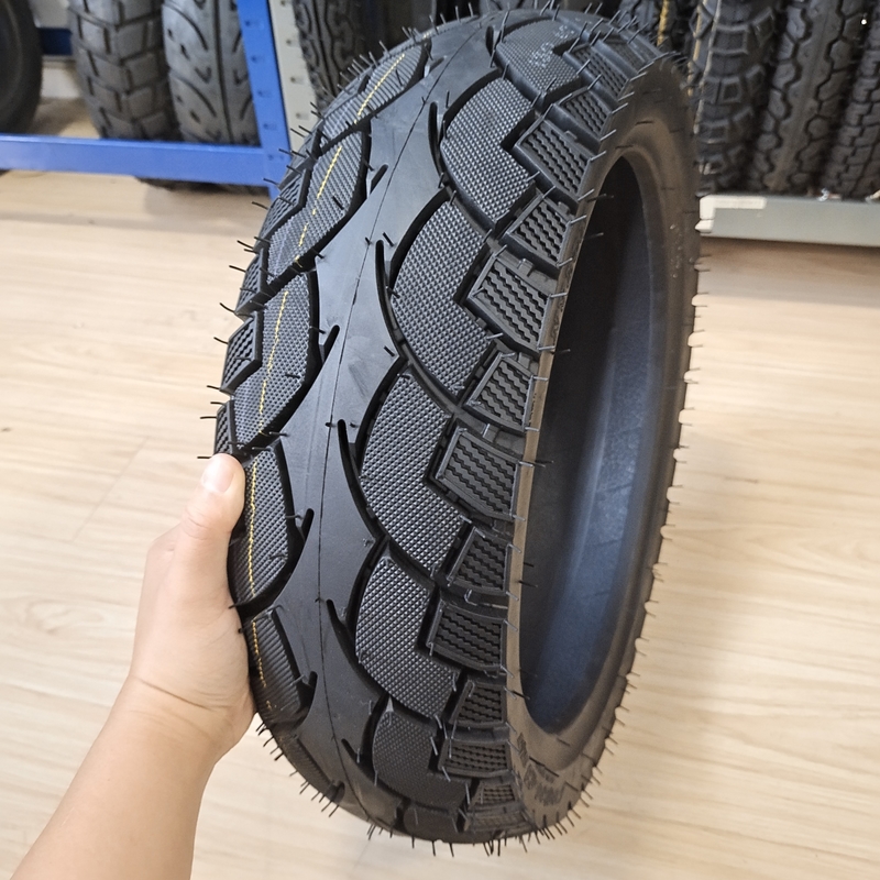 Pneus sem tubos para motocicletas de aço de borracha natural de nylon 130/60-13 TL para o mercado da Venezuela