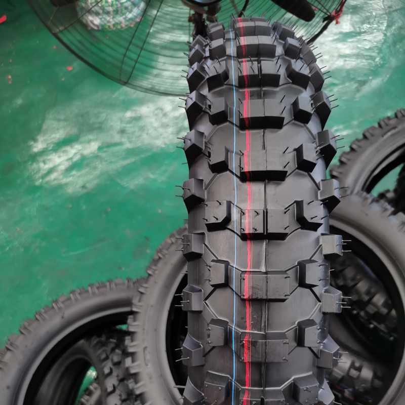 Pneus de motocicleta de 16 polegadas Design de padrão profundo para desempenho duradouro 3,2 kg