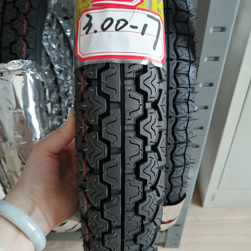 Experimente um desempenho superior com o nosso pneu e tubo de motocicleta de design profundo