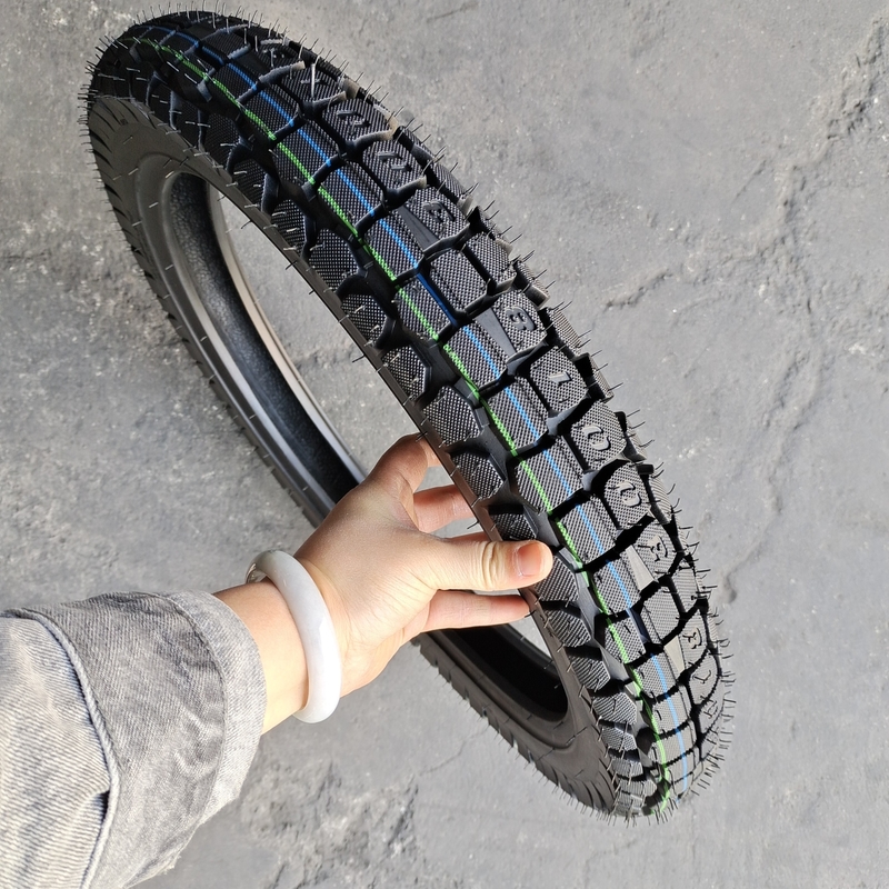 3.00-18 Pneus de motocicleta de borracha natural para o porto de carga de Qingdao