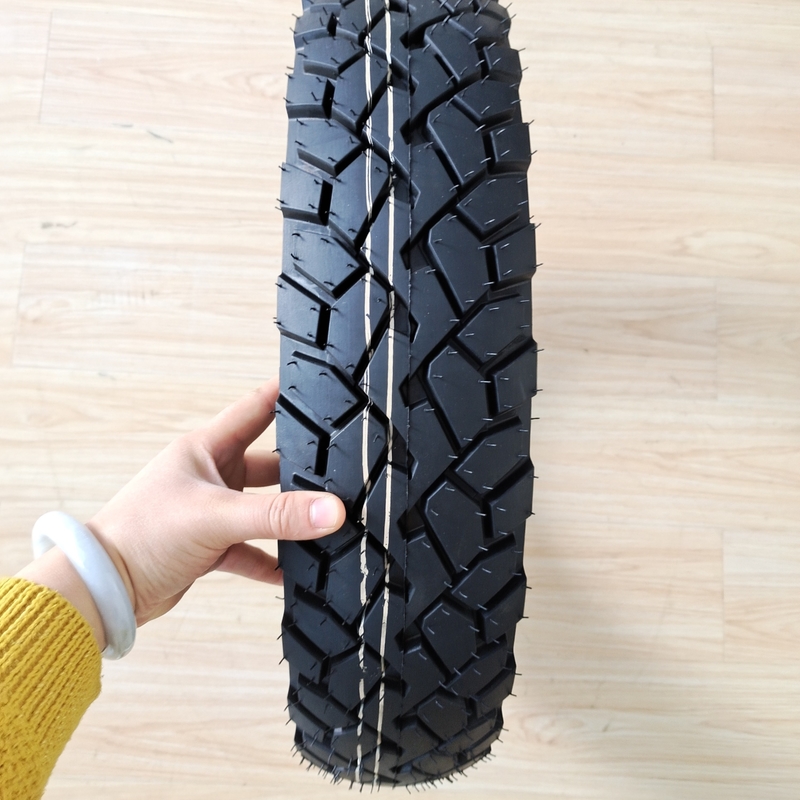 Teor de borracha de 35% a 55% Pneumático espessado de pneu de motocicleta 110/90-16 para desempenho