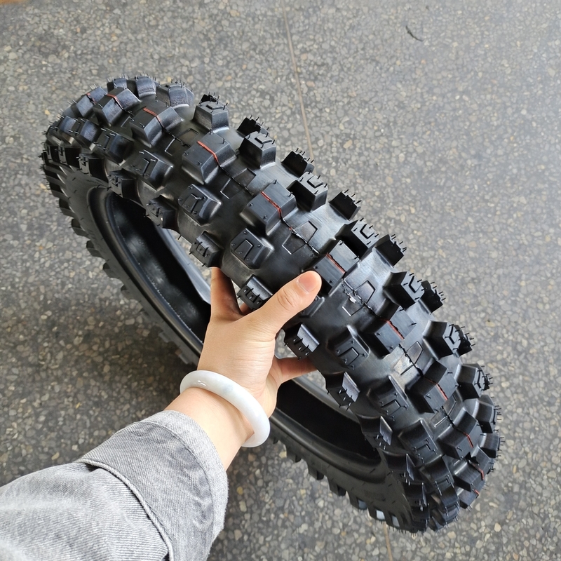 Venda de pneus de motocicleta 110/100-18 com cor preta e classificação 6PR/8PR