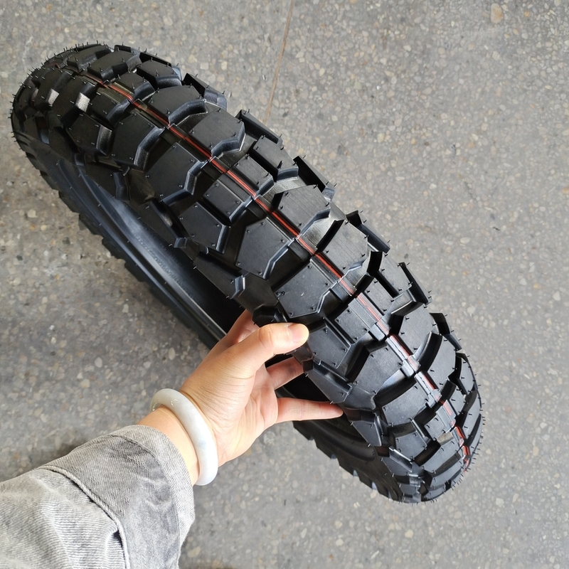 120/90-18 Pneus de motocicleta de alta resistência com borracha natural e aceitável para OEM