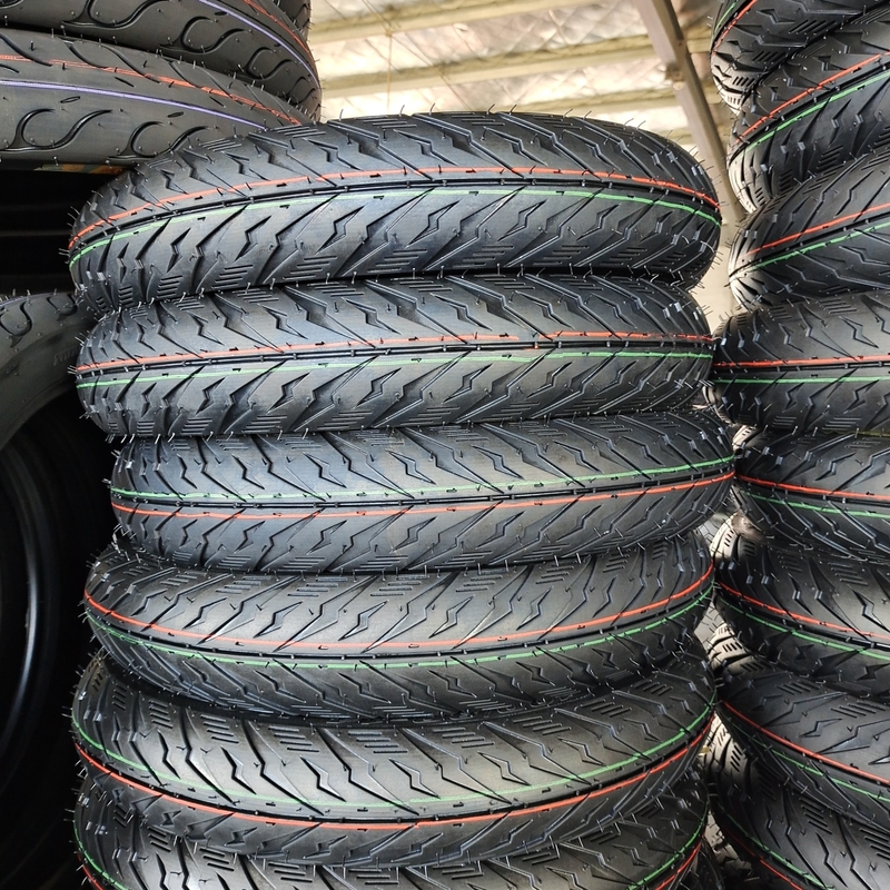 100/80-14 Pneus de motocicleta com 35% a 55% de teor de borracha e carcaça de pneus