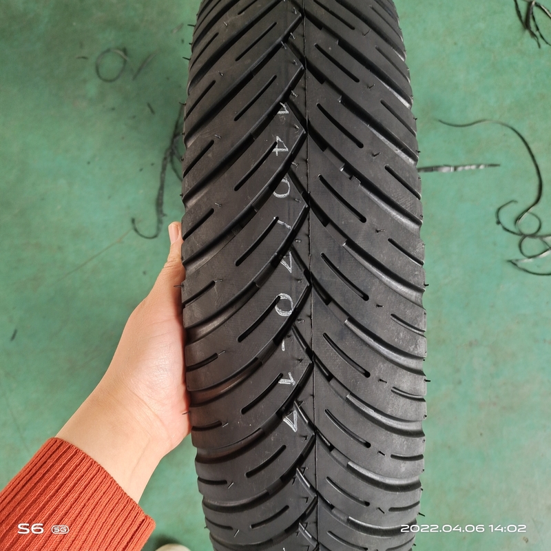 140/70-17 8 Ply Rate Pneus de motocicleta preto 18 polegadas Feito para carregamento Porto Qingdao