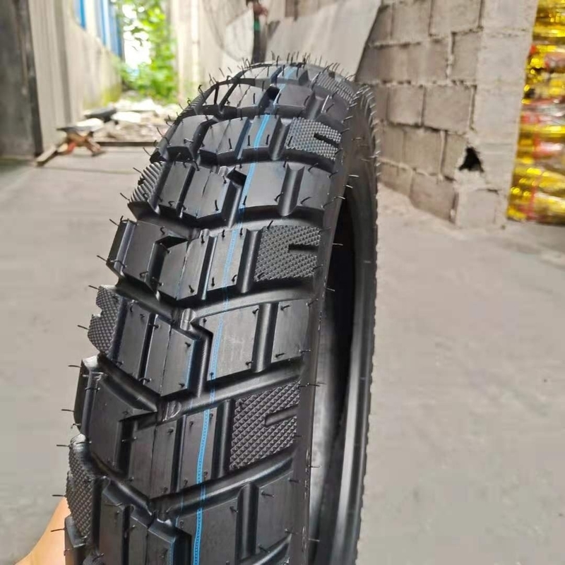 Carga no porto de Qingdao 110/90-16 Pneus sem tubo para motocicletas com 35% a 55% de teor de borracha