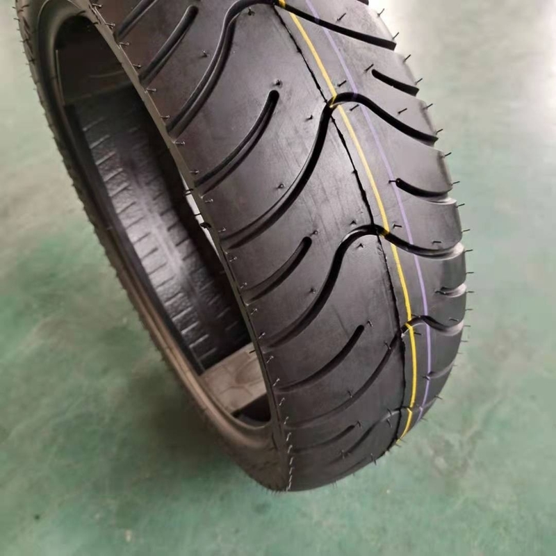 Faça sua scooter rolar com pneus de motocicletas 3,50-10 Capacidade de produção 5000 pcs / dia