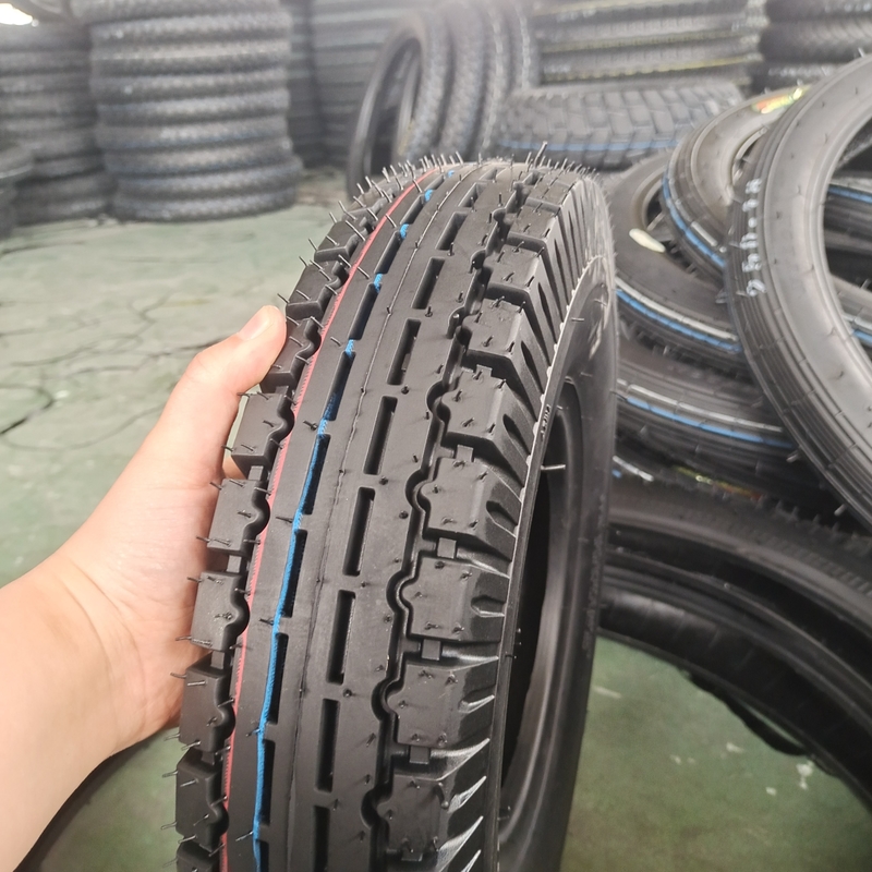 Fique com o seu pneu de Bajaj de três rodas 4.00-8 substituído por um 1.