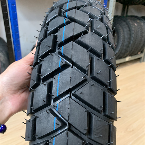Pneus de motocicletas do porto de Qingdao 18 com capacidade de produção de 5000 unidades por dia