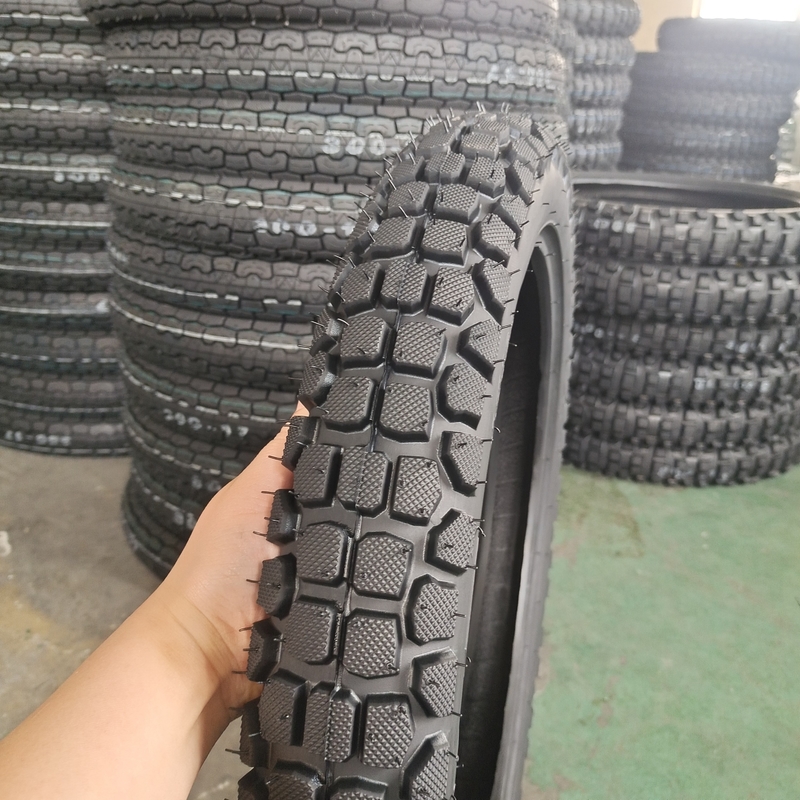 35%-55% de teor de borracha pneu de motocicleta de borracha natural 3.00-18 pneus sem tubos no melhor