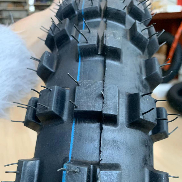 Ban Motor 80/100 21 Pneus de motocicleta com 35%-55% de conteúdo de borracha no Porto de Qingdao