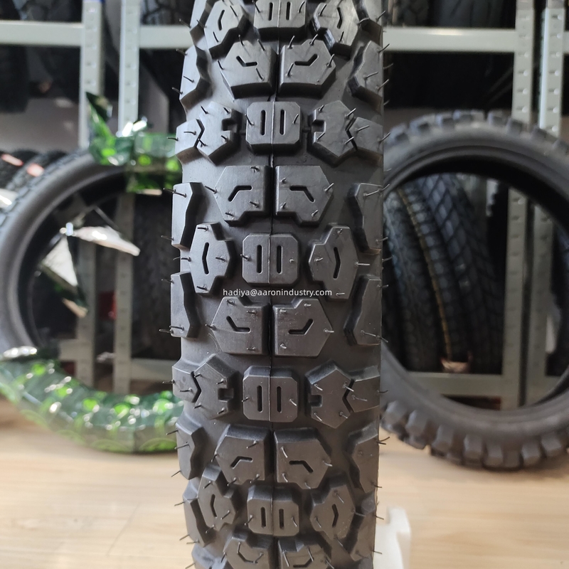 Carregamento no porto de Qingdao Rodas de motocicletas Pneus 90/90-18 com carcaça de pneus de longa duração
